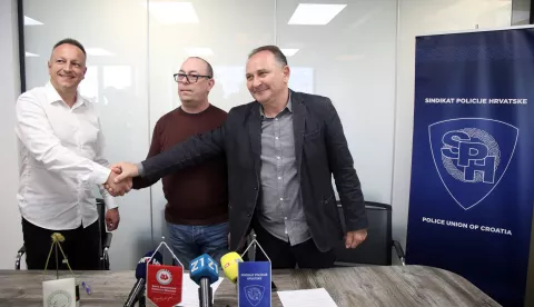 Zagreb, 15.04. 2025 - Predsjednik Sindikata policije Hrvatske Dubravko Jagić i predsjednik Sindikata porezne uprave Hrvatske Bojan Tomić potpisali su Sporazum o udruživanju Sindikata. Na fotografiji Bojan Tomić, Dubravko Jagić, Mladen Novosel (SSSH).foto HINA/ Denis CERIĆ /dc