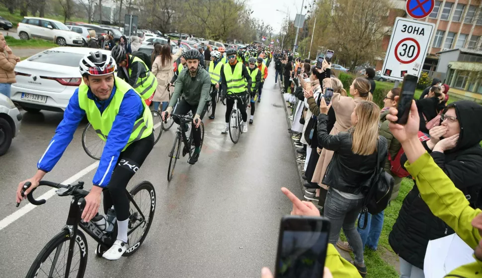Novi Sad, 3.04.2025. - Studenti i članovi akademske zajednice Srbije krenuli su u srijedu biciklima iz Novog Sada u akciji "Tour de Strasbourg" u namjeri da europskim dužnosnicima ukažu na studentske zahtjeve i trenutnu situaciju u Srbiji, suočenoj s krizom u valu prosvjeda poslije tragedije na novosadskom željezničkom kolodvoru u studenom prošle godine. U novoj akciji "Tour de Strasbourg" 80 studenata biciklirat će do Strasbourga kako bi se obratili dužnosnicima Vijeća Europe, Europske unije, Europskog parlamenta i Europske komisije. Među 80 biciklista nalaze se predstavnici četiri sveučilišta u Srbiji: novosadskog, beogradskog, niškog i kragujevačkog. foto HINA/ BETAPHOTO/DRAGAN GOJIC/ ml
