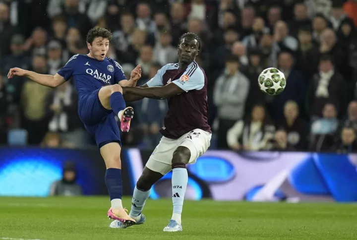 epa12033773 Amadou Onana (R) of Villa in action against Joao Neves (L) of PSG during the UEFA Champions League quarter-finals 2nd leg soccer match between Aston Villa and Paris Saint-Germain, in Birmingham, Britain, 15 April 2025. EPA/TIM KEETON