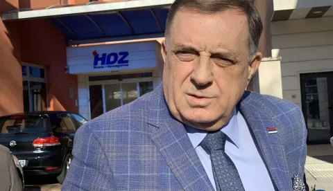 Mostar, 03.03.2025. - U Mostaru su se nenajavljeno sastali lideri HDZ-a BiH Dragan Čović i SNSD-a Milorad Dodik. Nakon završetka sastanka, Dodik je izjavio da će ministri SNSD-a podržati proračun na sutrašnjoj sjednici Vijeća ministara, ali ne i zakon o Sudu BiH i VSTV-u BiH. Sastanak je održan nedugo nakon presude Dodiku i odluka vlasti RS-a kojim se osporavaju državne institucije u BiH. Na fotografiji Milorad Dodik. foto HINA/ Zoran Krešić/ zk