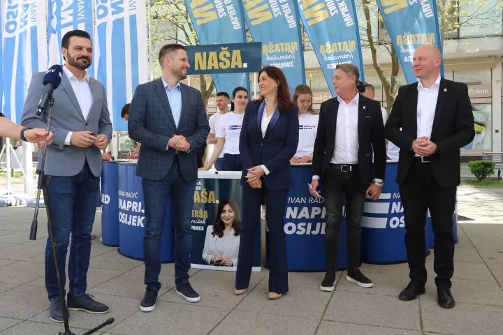 Osijek, 15. 04. 2025, Trg slobode, Nata&scaron;a Trami&scaron;ak i Ivan Radić počeli skupljati potpise, HDZ, početak.. Dragan Vulin, Ivan Radić, Nata&scaron;a Trami&scaron;ak, Goran Ivanović - Lac i Josip Miletić.snimio GOJKO MITIĆ