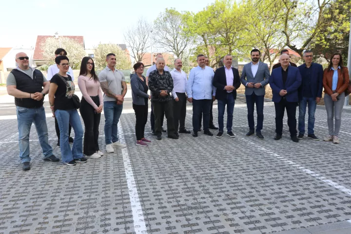 Osijek, 16. 04. 2025, Vijenac Petrove gore, 59 novih prkirali&scaron;nih mjesta, obi&scaron;ao je Dragan Vulin u pratnji Marka Eljuge.snimio GOJKO MITIĆ