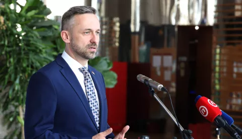 Zagreb, 16.04.2025. - Ministarstvo rada, mirovinskoga sustava, obitelji i socijalne skrbi predstavilo je Poziv "Inovativne socijalne usluge – odmor od skrbi (pilot projekt)". Cilj Poziva je osigurati pružanje inovativne socijalne usluge odmora od skrbi osobama koje skrbe o članu kućanstva koji je ovisan o njihovoj podršci. Ugovore za Poziv "Inovativne socijalne usluge – odmor od skrbi (pilot projekt)" uručio je ministar rada, mirovinskoga sustava, obitelji i socijalne politike Marin Piletić (na fotografiji). foto HINA /Zvonimir KUHTIĆ/ kuzo
