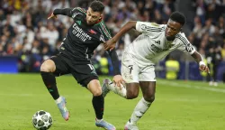 epa12035866 Real Madrid's Viicius Junior (R) in action against Arsenal's Gabriel Martinelli (L) during the UEFA Champions League quarter final 2nd leg soccer match between Real Madrid and Arsenal FC, in Madrid, Spain, 16 April 2025. EPA/Chema Moya
