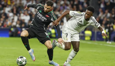 epa12035866 Real Madrid's Viicius Junior (R) in action against Arsenal's Gabriel Martinelli (L) during the UEFA Champions League quarter final 2nd leg soccer match between Real Madrid and Arsenal FC, in Madrid, Spain, 16 April 2025. EPA/Chema Moya