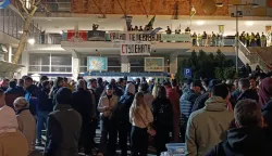 Beograd, 17.04.2025. - Studentska blokada Radio-televizije Srbje (RTS), započeta u ponedjeljak navečer u valu prosvjeda i nezadovoljstva izvještavanjem javnog servisa, primorala je u četvrtak uredništvo javnog servisa na izmjenu programske šeme, a umjesto uobičajenog jutarnjeg programa emitira se film. foto HINA/ FoNet/ Milena VLAJIĆ/ tm