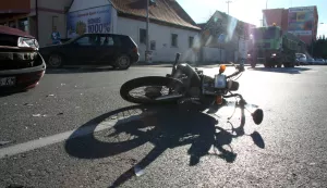 05.10.2015., Osijek - Na raskrižju Ulice M. Divalta i Kirove dogodila se prometma nezgoda izmedju auomobila "Opel" i motocikla (moped). Vozač mopeda kolima Hitne pomoći odvežen je Klinički bolnički centar Osijek, promet je obustavljen i preusmjeren u Kirovu ulicu.Photo: Željko Šepić