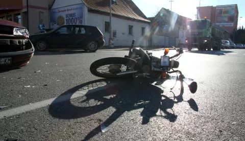 05.10.2015., Osijek - Na raskrižju Ulice M. Divalta i Kirove dogodila se prometma nezgoda izmedju auomobila "Opel" i motocikla (moped). Vozač mopeda kolima Hitne pomoći odvežen je Klinički bolnički centar Osijek, promet je obustavljen i preusmjeren u Kirovu ulicu.Photo: Željko Šepić