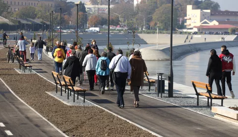 Osijek, 26. 10. 2024., Promenada - otvorenje, šetnica uz Dravu, šetnja, šetnja s uzvanicima, svečanost, vatrometSNIMIO BRUNO JOBST