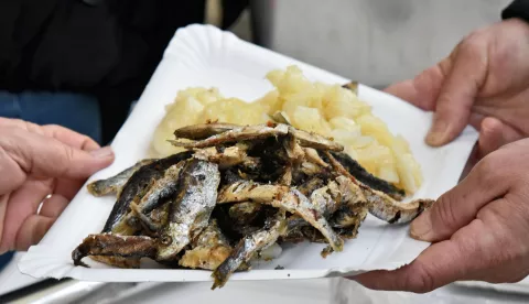 slavonija...vinkovci...24.12.2023.pjesacka zona u sredistu grada; na badnjak, tradicionalna podjela posnog obroka (girice i krompir salata) gradjanima u organizaciji grada vinkovci i nezavisnog sindikata dzzp vinkovci;foto Gordan Panić