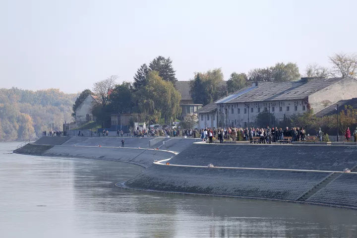 Osijek, 26. 10. 2024., Promenada - otvorenje, &scaron;etnica uz Dravu, &scaron;etnja, &scaron;etnja s uzvanicima, svečanost, vatrometSNIMIO BRUNO JOBST