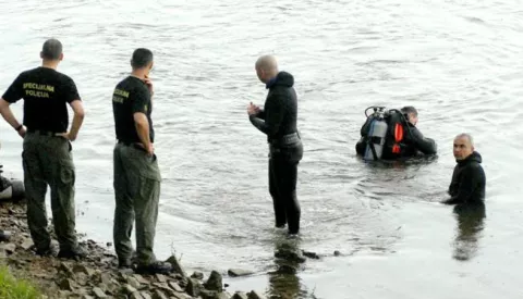 Osijek: 11.07.2011Ronioci specijalne policije pretrauju dno drave za utopljenikom, dok je ensko osoba spaenaSnimio: Josip eri