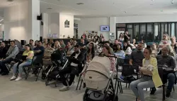 VINKOVCIU Gradskoj knjižnici i čitaonici Grad Vinkovci uručio je novčane naknade i prigodne darove roditeljima vinkovačkih beba rođenih unazad mjesec-dvatravanj 2025.