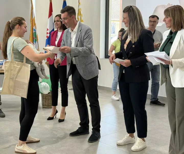 VINKOVCIU Gradskoj knjižnici i čitaonici Grad Vinkovci uručio je&nbsp;novčane naknade i prigodne darove roditeljima vinkovačkih beba rođenih unazad mjesec-dvatravanj 2025.