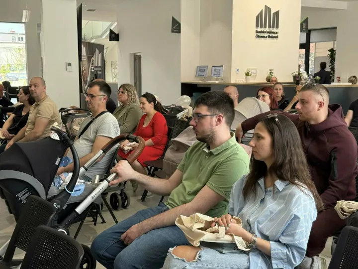 VINKOVCIU Gradskoj knjižnici i čitaonici Grad Vinkovci uručio je&nbsp;novčane naknade i prigodne darove roditeljima vinkovačkih beba rođenih unazad mjesec-dvatravanj 2025.