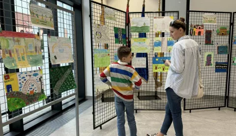 VINKOVCI - Osnovci prihvatili gradonačelnikov izazov, maknuli se ispred ekrana i crtali "zelene" VinkovceTRAVANJ 2025.
