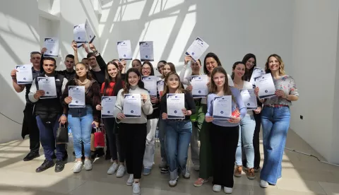 POŽEGAEkonomska škola Požega bila je domaćin Erasmus+ mobilnosti, tijekom koje je ugostila 12 učenika i dvije profesorice iz srednje škole Thouria iz Grčke. Ta je suradnja rezultat dvogodišnjeg partnerstva kroz eTwinning projekt "Global Chatmates", usmjerenog na interkulturnu razmjenu i razvoj komunikacijskih vještina među mladima.​TRAVANJ 2025.