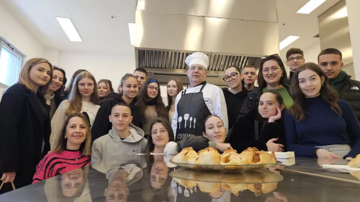 POŽEGAEkonomska &scaron;kola Požega bila je domaćin Erasmus+ mobilnosti, tijekom koje je ugostila 12 učenika i dvije profesorice iz srednje &scaron;kole Thouria iz Grčke. Ta je suradnja rezultat dvogodi&scaron;njeg partnerstva kroz eTwinning projekt "Global Chatmates", usmjerenog na interkulturnu razmjenu i razvoj komunikacijskih vje&scaron;tina među mladima.​TRAVANJ 2025.