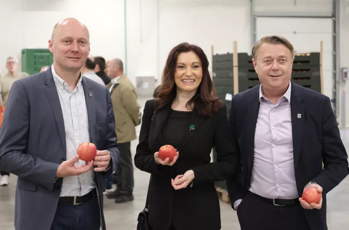 Osijek, 17. 04. 2025., RDC, Regionalni centar za voće i povrće, obilazak, Josip Miletić; Nata&scaron;a Trami&scaron;ak; Goran IvanovićSNIMIO BRUNO JOBST