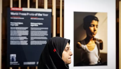 epa12036416 Palestinian photographer Samar Abu Elouf poses before her World Press Photo of the Year winning photograph, during the announcement of the World Press Photo winners at the Nieuwe Kerk in Amstedam, Netherlands, 17 April 2025. Presented every year, the World Press Photo is one of the most prestigious awards for photojournalists EPA/ROBIN VAN LONKHUIJSEN
