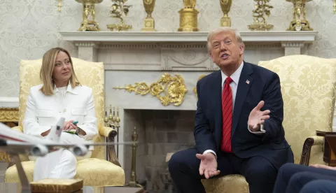 epa12037350 US President Donald Trump (R) and Italian Prime Minister Giorgia Meloni (L) meet at the Oval Office of the White House in Washington, DC, USA, 17 April 2025. EPA/CHRIS KLEPONIS/POOL