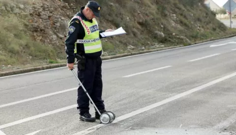 ?11.01.2016., Sibenik - U prometnoj nesreci koja se dogodila na sibenskoj obilaznici sudjelovala su dva osobna vozila i autobus. Ocevid je u tijeku a promet se odvija uz regulaciju prometne policije.Photo: Dusko Jaramaz/PIXSELL------crna4 st color