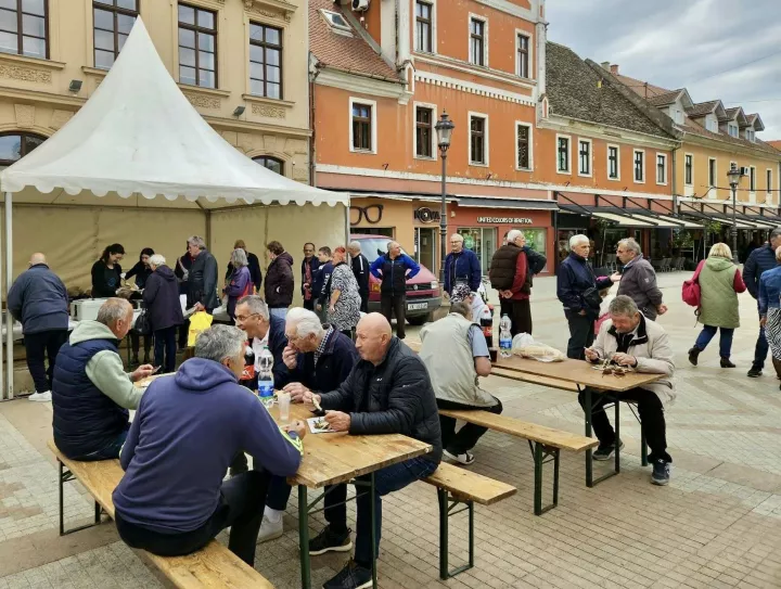Postala je već tradicija, da Vinkovčani na Veliki petak, uoči Uskrsa, dolaze prijepodne u pje&scaron;ačku zonu na Trgu bana &Scaron;okčevića, na posni obrok - pržene girice i krumpir salatu &ndash; kojim ih časti Grad Vinkovci. I danas je bilo puno onih koji su željeli nastaviti tradiciju i družeči se s prijateljima i znancima, blagovati posni obrok.