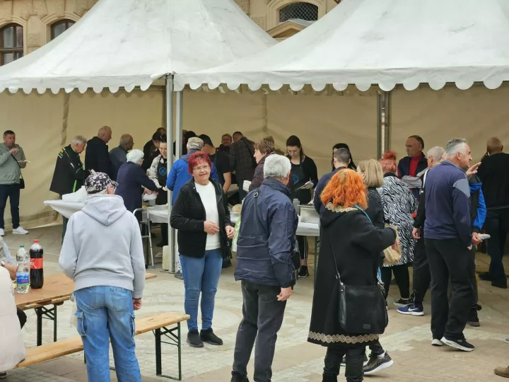 Postala je već tradicija, da Vinkovčani na Veliki petak, uoči Uskrsa, dolaze prijepodne u pje&scaron;ačku zonu na Trgu bana &Scaron;okčevića, na posni obrok - pržene girice i krumpir salatu &ndash; kojim ih časti Grad Vinkovci. I danas je bilo puno onih koji su željeli nastaviti tradiciju i družeči se s prijateljima i znancima, blagovati posni obrok.