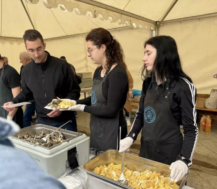 Postala je već tradicija, da Vinkovčani na Veliki petak, uoči Uskrsa, dolaze prijepodne u pje&scaron;ačku zonu na Trgu bana &Scaron;okčevića, na posni obrok - pržene girice i krumpir salatu &ndash; kojim ih časti Grad Vinkovci. I danas je bilo puno onih koji su željeli nastaviti tradiciju i družeči se s prijateljima i znancima, blagovati posni obrok.