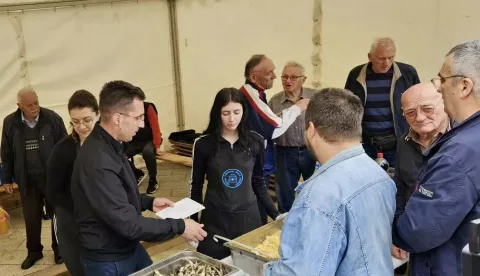 Postala je već tradicija, da Vinkovčani na Veliki petak, uoči Uskrsa, dolaze prijepodne u pješačku zonu na Trgu bana Šokčevića, na posni obrok - pržene girice i krumpir salatu – kojim ih časti Grad Vinkovci. I danas je bilo puno onih koji su željeli nastaviti tradiciju i družeči se s prijateljima i znancima, blagovati posni obrok.