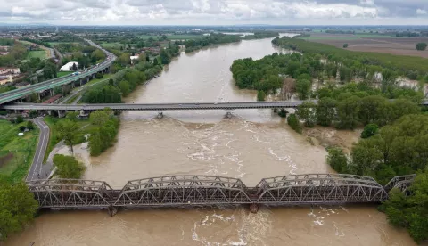 epa12039033 The River Po has overflowed its banks in Piacenza, Italy, 18 April 2025. A red alert was issued in the province of Piacenza due to the threat of river flooding. EPA/Luca Bonetti