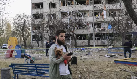 epa12038482 People inspect the site of a rocket attack near a high-rise building in a residential area in Kharkiv, Ukraine, 18 April 2025, amid the ongoing Russian invasion. At least one person died, and more than 80 others were injured, including six children, according to the State Emergency Service. EPA/SERGEY KOZLOV