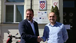 ĐAKOVO – Nakon što je u srijedu obznanio kandidaturu za treći gradonačelnički mandat za što mu je bilo potrebno 600 potpisa, HDZ-ov aktualni gradonačelnik Đakova Marin Mandarić u subotu je u pratnji i uz potporu potpredsjednika Vlade RH i ministra obrane te potpredsjednika HDZ-a i predsjednika ŽO te stranke za OBŽ Ivana Anušića predao više od 1.200 potpisa gađana za svoju kandidaturu.
