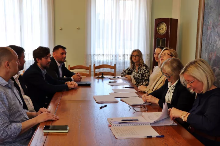 ĐAKOVO &ndash; Nakon &scaron;to je u srijedu obznanio kandidaturu za treći gradonačelnički mandat za &scaron;to mu je bilo potrebno 600 potpisa, HDZ-ov aktualni gradonačelnik Đakova Marin Mandarić u subotu je u pratnji i uz potporu potpredsjednika Vlade RH i ministra obrane te potpredsjednika HDZ-a i predsjednika ŽO te stranke za OBŽ Ivana Anu&scaron;ića predao vi&scaron;e od 1.200 potpisa gađana za svoju kandidaturu.