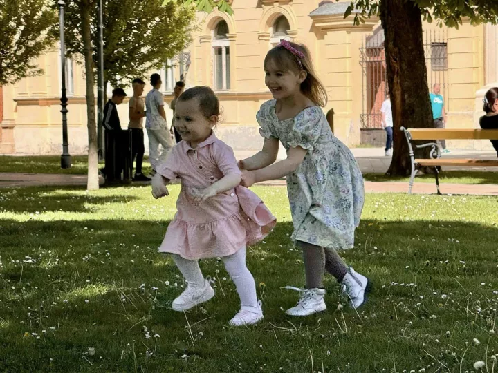 Puno djece, a to znači i puno veselja, smijeha, razdraganosti bilo je danas prijepodne na vinkovačkom Trgu bana &Scaron;okčevića, u sredi&scaron;njem gradskom parku, ali i na obližnjim lokacijama jer je i na ovogodi&scaron;nju Veliku subotu, po četvrti put organizirana potraga za uskrsnim jajima.