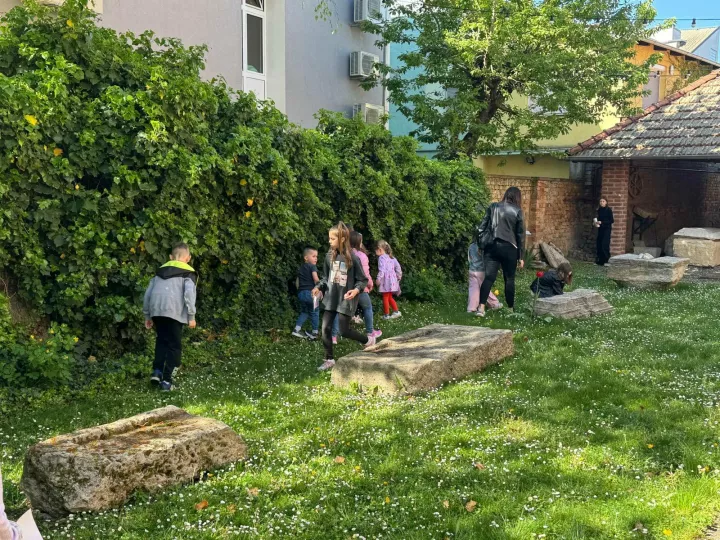Puno djece, a to znači i puno veselja, smijeha, razdraganosti bilo je danas prijepodne na vinkovačkom Trgu bana &Scaron;okčevića, u sredi&scaron;njem gradskom parku, ali i na obližnjim lokacijama jer je i na ovogodi&scaron;nju Veliku subotu, po četvrti put organizirana potraga za uskrsnim jajima.