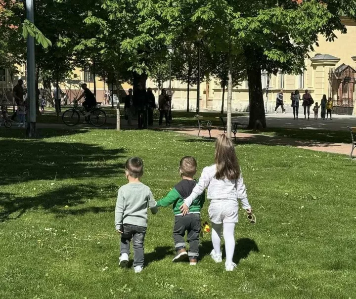 Puno djece, a to znači i puno veselja, smijeha, razdraganosti bilo je danas prijepodne na vinkovačkom Trgu bana &Scaron;okčevića, u sredi&scaron;njem gradskom parku, ali i na obližnjim lokacijama jer je i na ovogodi&scaron;nju Veliku subotu, po četvrti put organizirana potraga za uskrsnim jajima.