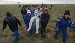 epa12042067 A handout photo made available by NASA shows NASA astronaut Don Pettit is carried to a medical tent shortly after he, and Roscosmos cosmonauts Alexey Ovchinin and Ivan Vagner landed in their Soyuz MS-26 space capsule near the town of Zhezkazgan, Kazakhstan, 20 April 2025. EPA/BILL INGALLS/NASA/HANDOUT HANDOUT EDITORIAL USE ONLY/NO SALES
