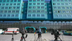 30.10.2020., Zagreb - Ispred KB Dubrava odrzava se prosvjed lijecnika i medicinskih sestara zbog cinjenice da su jedina covid bolnica u Hrvatskoj. Smatraju da je stanje neizdrzivo i da bi se teret trebao prerasporediti i na druge bolnice u ZagrebuPhoto: Matija Habljak/PIXSELL