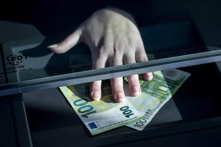 21.01.2022., Zagreb - Od 1. sijecnja 2023. godine, prema planu Vlade, platezno sredstvo u Hrvatskoj postat ce euro, a Hrvatska ce postati 20. clanica eurozone. Kuna ce time, nakon 28 godina koristenja, otici u povijest, dok ce hrvatski gradjani i sluzbeno postati korisnici eura. Ilustracija prelaska kune na euro. Photo: Igor Kralj/PIXSELL