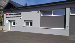 Osijek, 20.4.2025.- Banka hrane Osje?ko-baranjske ?upanije nedavno je obilje?ila prvu godinu djelovanja, tijekom koje je koli?ina hrane donirane od pravnih osoba sa 1,65 tona pove?ana na skoro 40 tona, a procjenjuje se da je preko banke pomo? primilo oko 5000 osoba s podru?ja ?upanije. U vodstvu osje?kog Crvenog kri?a, koje upravlja Bankom hrane, podsje?aju kako je polazi?na to?ka za osnivanje takvih banaka u Hrvatskoj bila studija Ministarstva poljoprivrede iz 2019. godine, koja je definirala izvedivost projekta i prepreke u sustavu doniranja. Na slici Banka hrane Osje?ko-baranjske ?upanije sa sjedi?tem u Osijeku. foto HINA/ ua