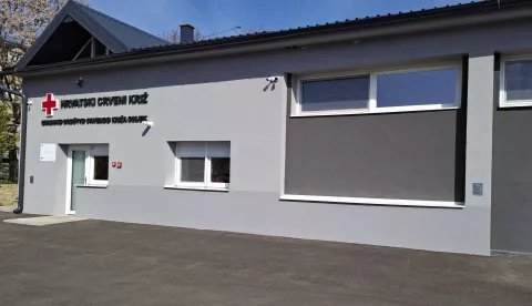 Osijek, 20.4.2025.- Banka hrane Osje?ko-baranjske ?upanije nedavno je obilje?ila prvu godinu djelovanja, tijekom koje je koli?ina hrane donirane od pravnih osoba sa 1,65 tona pove?ana na skoro 40 tona, a procjenjuje se da je preko banke pomo? primilo oko 5000 osoba s podru?ja ?upanije. U vodstvu osje?kog Crvenog kri?a, koje upravlja Bankom hrane, podsje?aju kako je polazi?na to?ka za osnivanje takvih banaka u Hrvatskoj bila studija Ministarstva poljoprivrede iz 2019. godine, koja je definirala izvedivost projekta i prepreke u sustavu doniranja. Na slici Banka hrane Osje?ko-baranjske ?upanije sa sjedi?tem u Osijeku. foto HINA/ ua