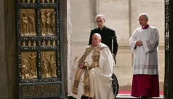 epa11792366 Pope Francis opens the Holy Door of St Peter's Basilica in the Vatican to mark the start of the Catholic Jubilee Year in Vatican, 24 December 2024. Pope Francis will kick off the 2025 Jubilee of the Catholic Church on Christmas Eve, by opening the 'Holy Door' of St Peter's Basilica. EPA/ALBERTO PIZZOLI/POOL
