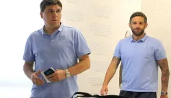 Rijeka, 23.8.2023.- Na tiskovnoj konferenciji odranoj u press centru stadiona na Rujevici najavljena je utakmica playoffa Konferencijske lige koju Rijeka igra u četvrtak protiv francuskog Lillea. Na fotografiji sportski direktor Rijeke Darko Raić Sudar i pomoćni trener Radomir Đalović. foto HINA/ Miljenko KLEPAC/ ua