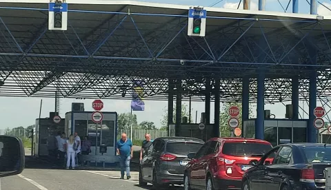 Na graničnom prijelazu Orašje, kolona čeka na ovjeru obrazaca za povrat PDV-a, srpanj 2022.snimila Marija Lešić Omerović