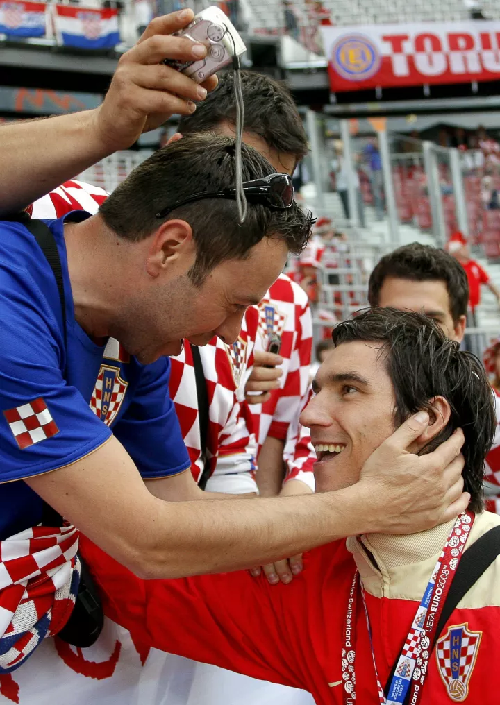 epa01384817 Nikola Pokrivac (R) of Croatia is greeted by Croation soccer supporters prior to the EURO 2008 preliminary round group B soccer match between Poland and Croatia at the Woerthersee stadium in Klagenfurt, Austria, 16 June 2008. EPA/SERGEY DOLZHENKO +PLEASE NOTE UEFA RESTRICTIONS PARTICULARLY IN REGARD TO SLIDE SHOWS AND 'NO MOBILE SERVICES'+