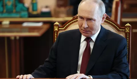 epa12041176 Russian President Vladimir Putin during his meeting with Chief of the General Staff of the Russian Armed Forces Army General Valery Gerasimov in Moscow, Russia, 19 April 2025. EPA/VYACHESLAV PROKOFIEV/SPUTNIK/KREMLIN POOL