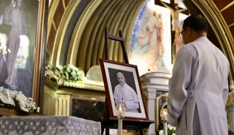 epa12044071 Filipino priest Jason Bill Valeza places a picture of Pope Francis on the altar at Christ the King Church in Las Piñas City, Metro Manila, Philippines, 21 April 2025. Pope Francis died on 21 April 2025 at the age of 88, according to the Holy See. Born Jorge Mario Bergoglio in Buenos Aires, Argentina, on 17 December 1936, he was appointed leader of the Catholic Church on 13 March 2013, succeeding Pontiff Emeritus Benedict XVI. EPA/FRANCIS R. MALASIG