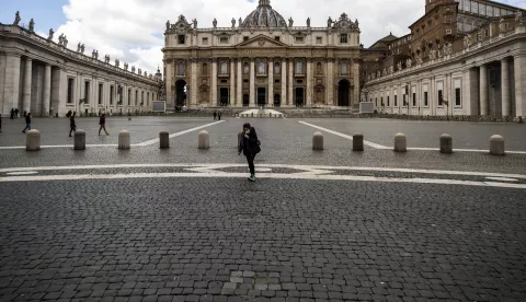 epa09116796 A view of the deserted St Peter's square during Pope Francis's private Regina Coeli prayer due to the Coronavirus (COVID-19) pandemic emergency, at the Vatican, 05 April 2021. EPA/ANGELO CARCONI