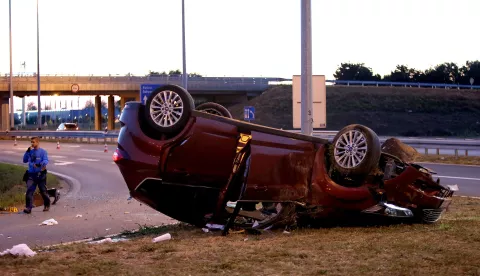 snimio Davor KIBEL,Osijek, 17.07.2017. Južna obilaznica, prometna nezgoda, automobil na krovu, 20,50 sati.